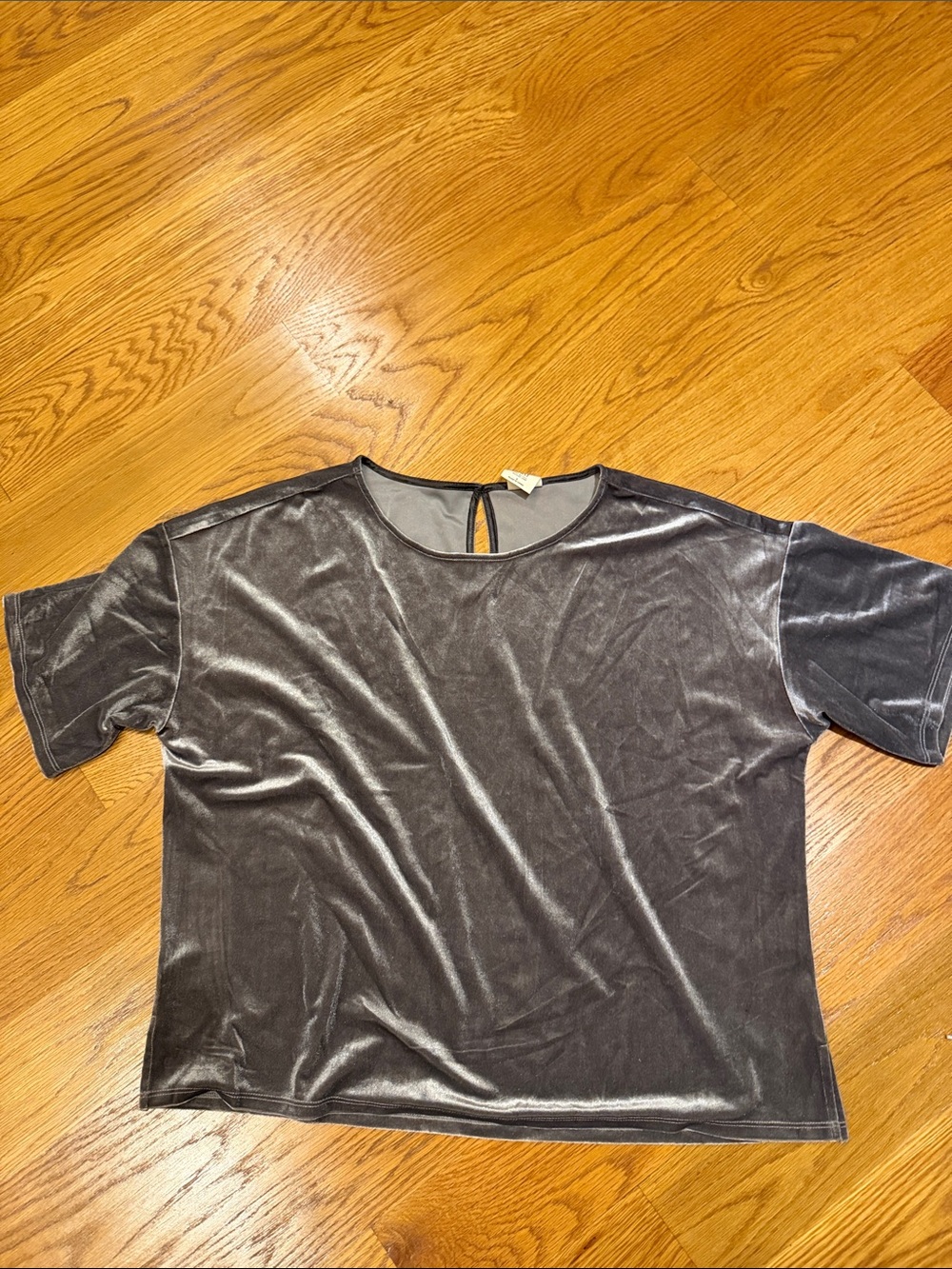 Good Hart Short-Sleeve Velvet Tee in Charcoal Gray